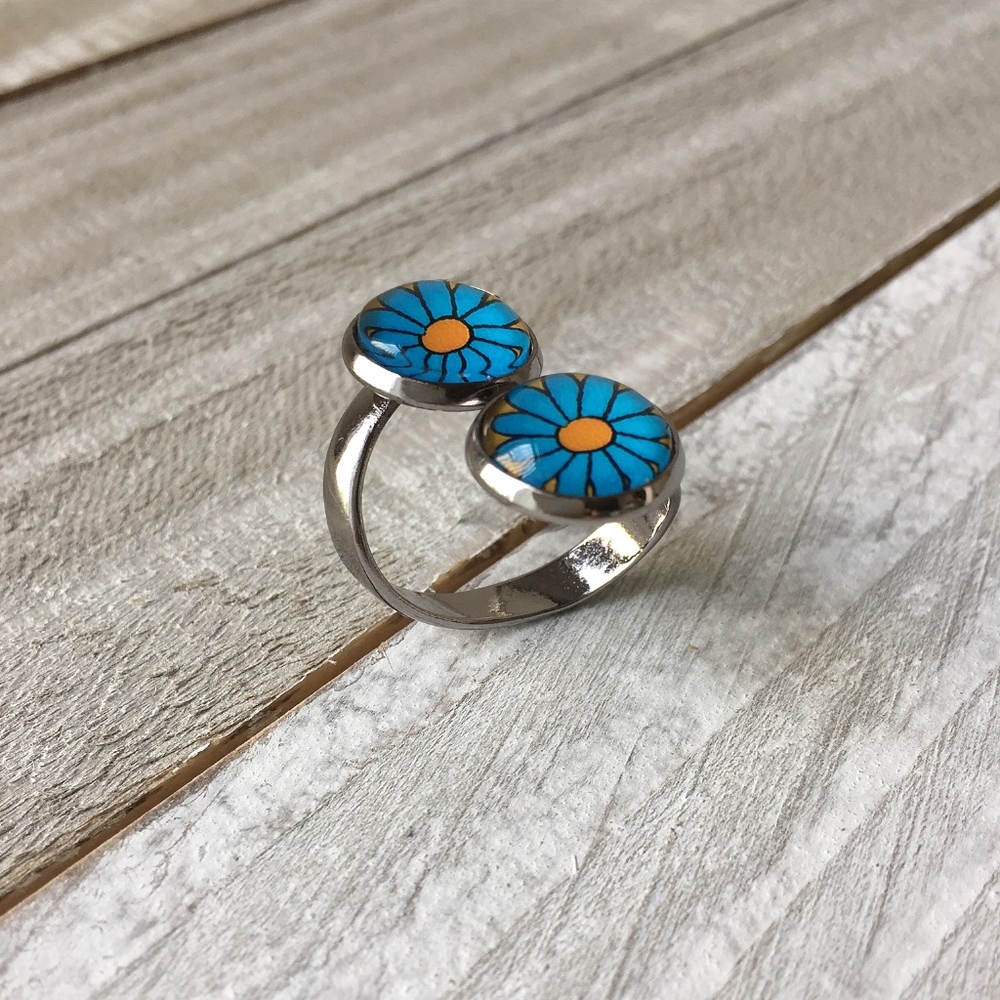 Women’s Ring - Picture 1 of 6